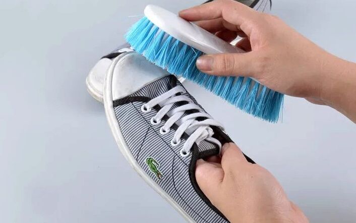 cleaning shoes for toenail fungus