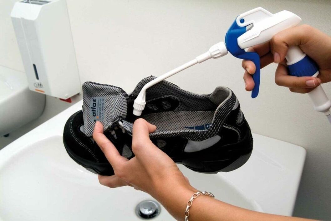 cleaning shoes with fungus using a device